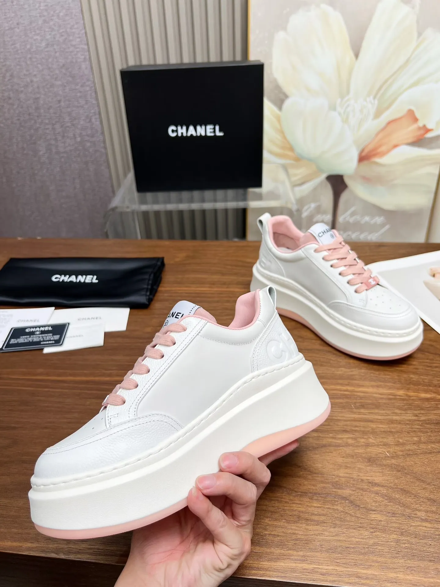 👟👟Ex-factory price 460👟👟 New Chanel panda color white shoes, currently super popular thick-soled shape, very versatile, long and slim legs, super comfortable on the feet, elongating the entire body proportion [strong] Fabric: imported first-layer cowhide🐂 Lining: sheepskin Foot pads: cowhide Code number: 34 to 41 (34 and 41 need to be customized) Packaging: with card, cloth bag Color: black, white, pink